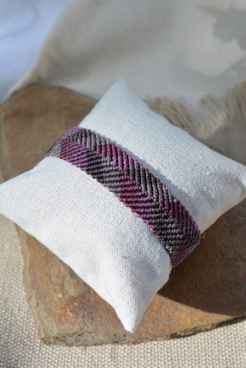 Širší macramé náramek - fialová — foto 2