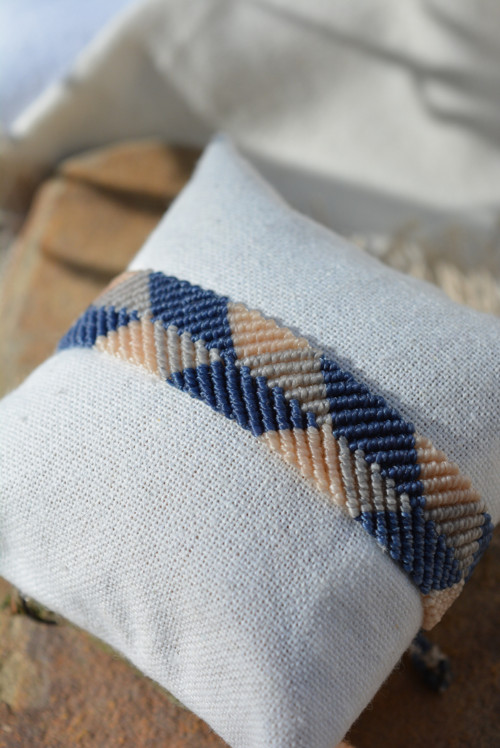 Širší macramé náramek - modrobílá — foto 2