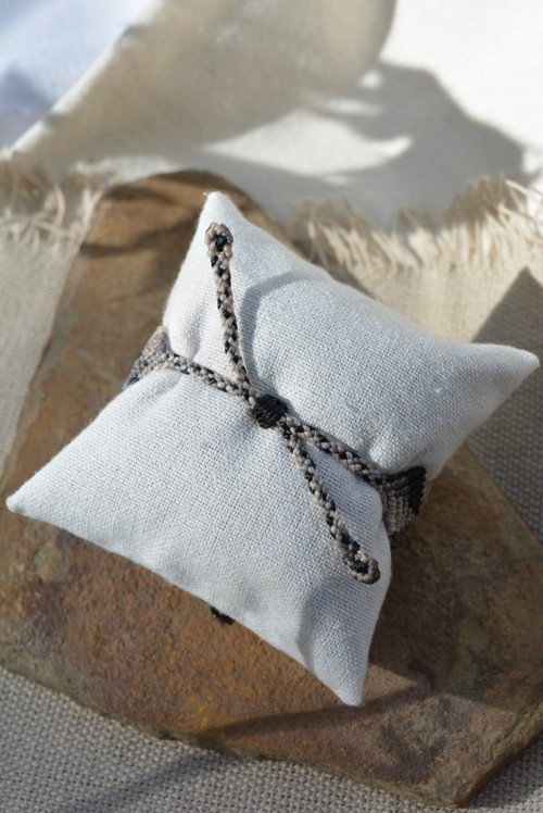 Širší macramé náramek - černobílá — foto 3