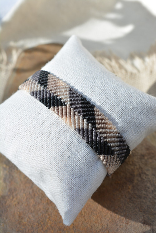 Širší macramé náramek - černobílá — foto 2