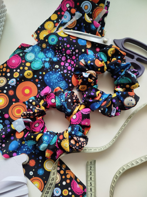 Gini HEDVÁBNÁ scrunchie S - HAPPY DOTS — foto 2