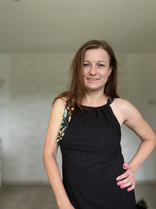 Madeirové šaty s vázačkou — foto 3