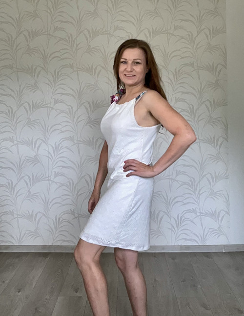 Madeirové šaty s vázačkou — foto 5