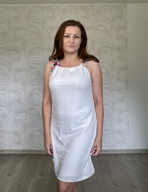 Madeirové šaty s vázačkou — foto 4