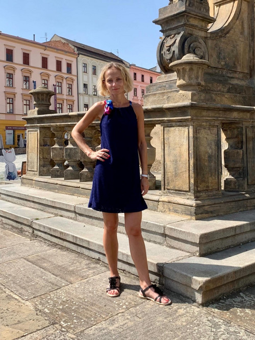 Madeirové šaty s vázačkou — foto 3