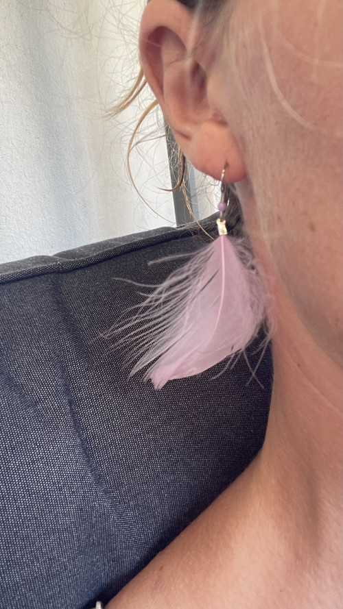 Levandulové peříčkové náušnice — foto 2