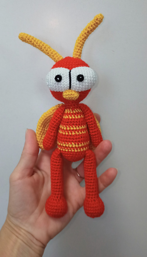 Háčkovaný cvrček - 24 cm — foto 3