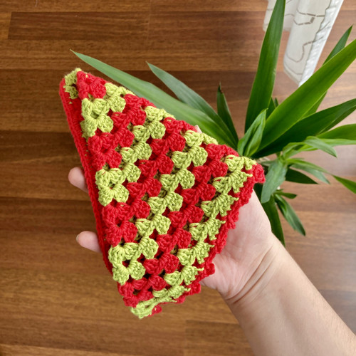 Háčkovaný bandana šátek - jahodový — foto 2