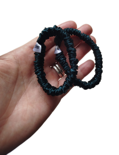 Saténová scrunchie EXTRA slim- TMAVĚ ZELENÁ — foto 2