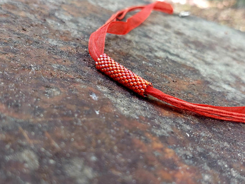 Náhrdelník s červeným válečkem — foto 3