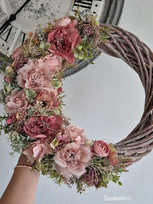 Růžová elegance - věnec cca 40cm — foto 5