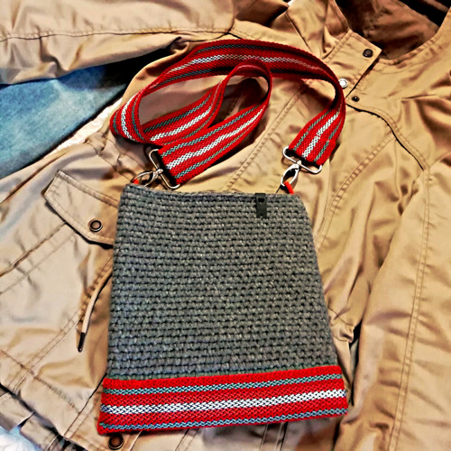 Crossbody kabelka háčkovaná šedá — foto 3