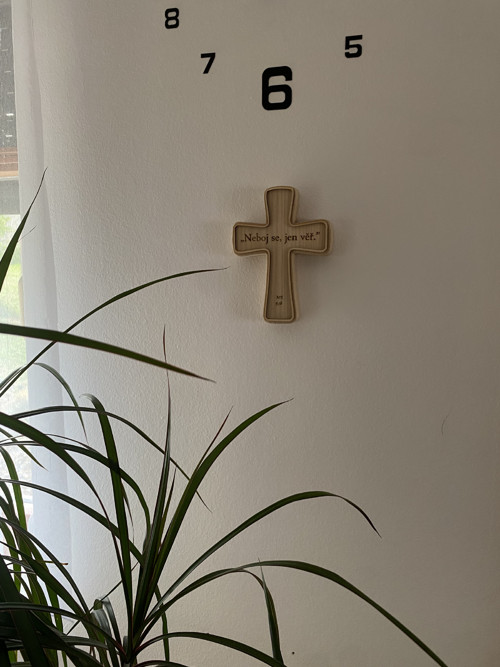 Dřevěný kříž s gravírováním — foto 4