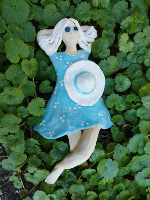 Letní dívka s kloboukem — foto 2