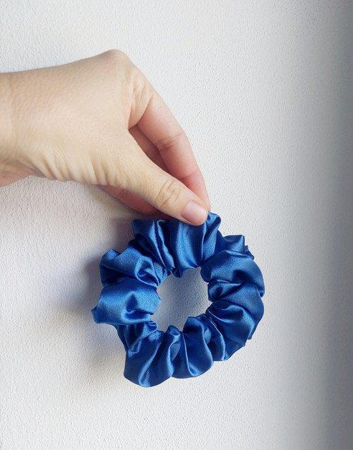 Modrá saténová gumička scrunchie — foto 2