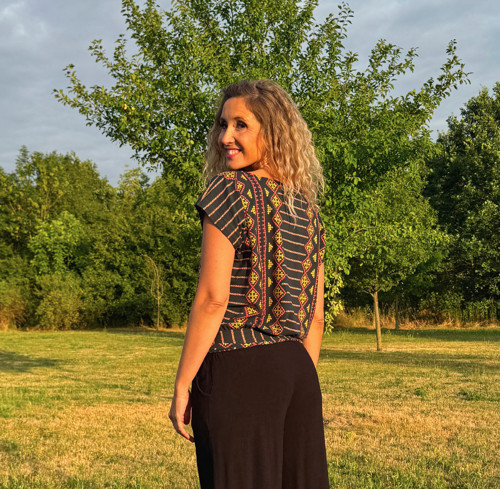 Volný top s pasem černý vzor — foto 3