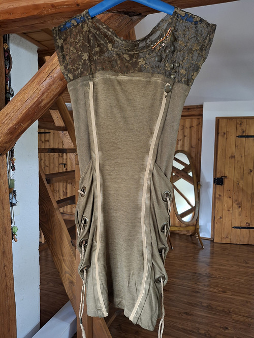 Dámské šatičky s krajkou — foto 3