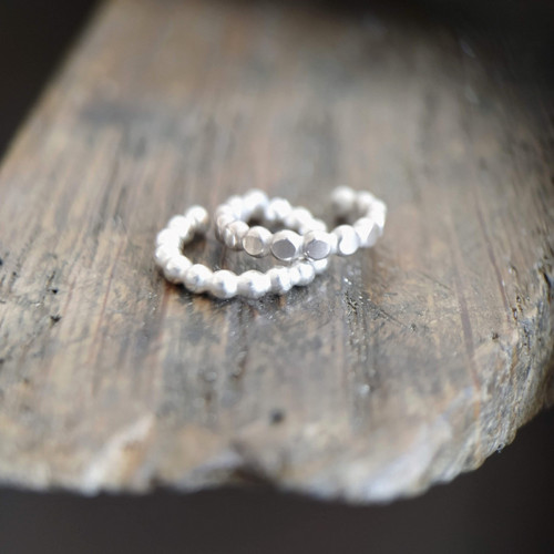 Stříbrná záušnice perličkový cuff — foto 6