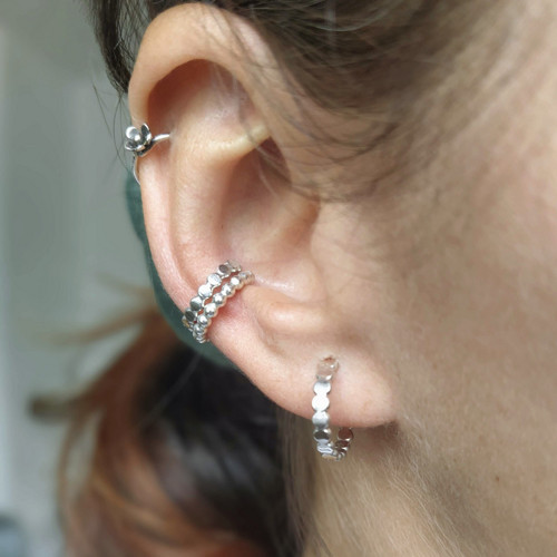 Stříbrná záušnice perličkový cuff — foto 5