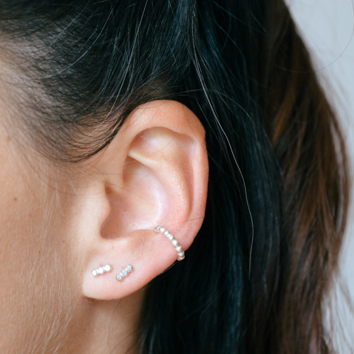 Stříbrná záušnice perličkový cuff — foto 3