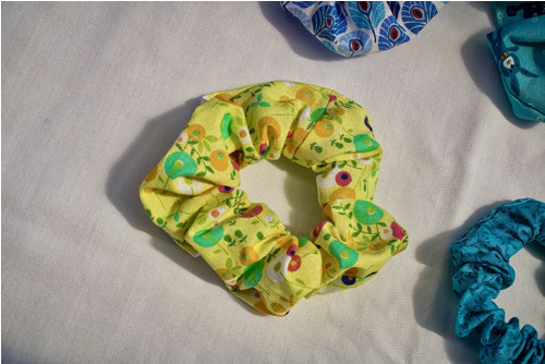 Scrunchie gumička - žlutá — foto 4