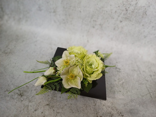 Ikebana s růžemi a čemeřicemi v zelenokrémové — foto 4