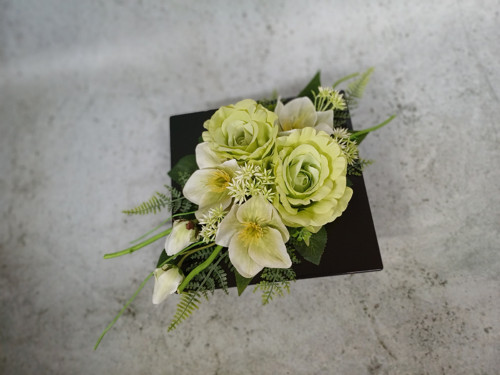Ikebana s růžemi a čemeřicemi v zelenokrémové — foto 3