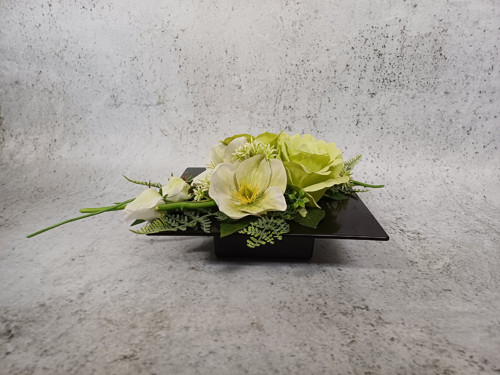 Ikebana s růžemi a čemeřicemi v zelenokrémové — foto 5