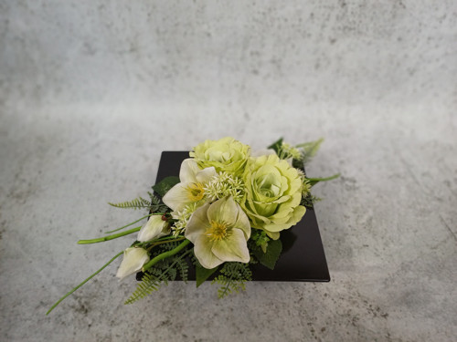 Ikebana s růžemi a čemeřicemi v zelenokrémové — foto 6