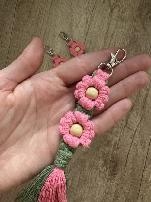 Macramé klíčenka - kytičky — foto 3