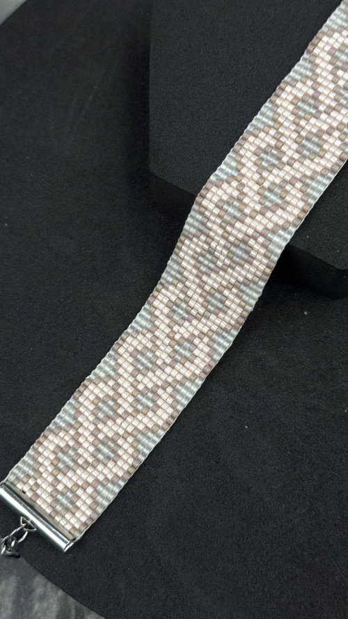 Ručně tkaný náramek s geometrickým vzorem — foto 2