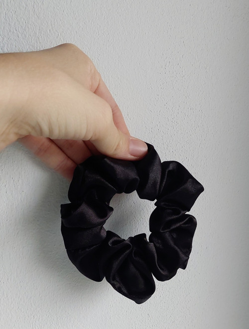 Černá saténová gumička scrunchie — foto 2