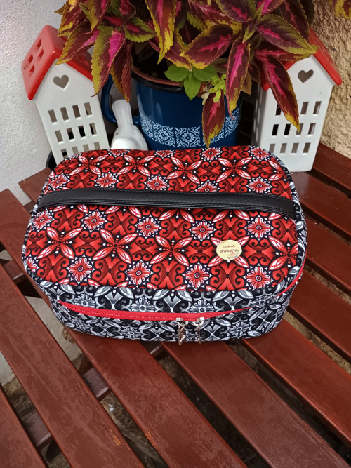 Hranatá toaletní taška — foto 3