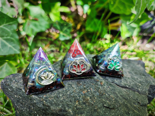 Orgonit mini pyramida s křišťálem, zelená — foto 2