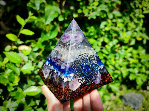 Orgonit velká pyramida, ametyst - křišťál — foto 2