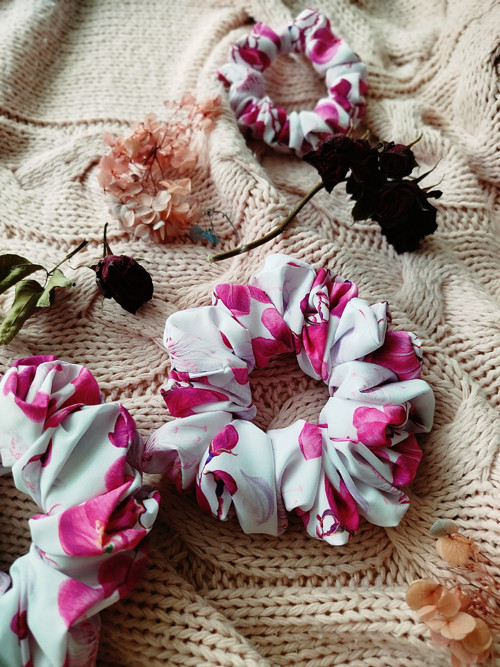 Gini HEDVÁBNÁ scrunchie M- APPLE BLOSSOM — foto 3