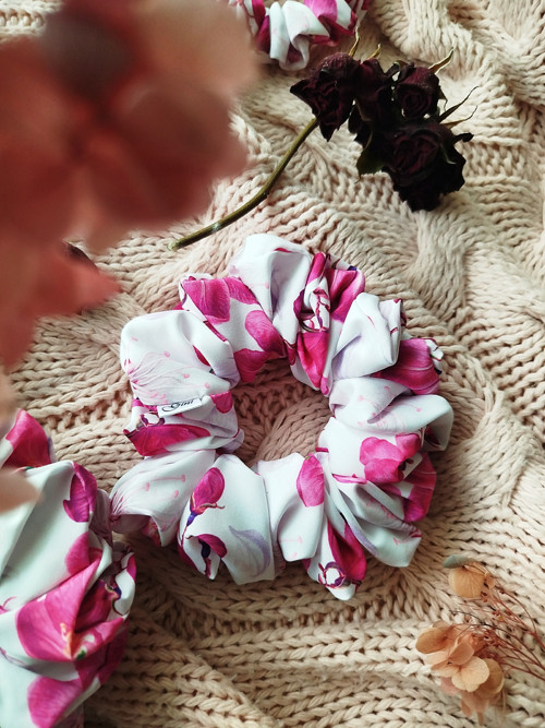 Gini HEDVÁBNÁ scrunchie M- APPLE BLOSSOM — foto 2