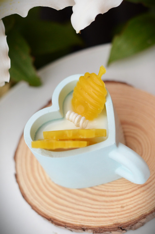 Medová sójová svíčka v keramickém srdíčku — foto 3