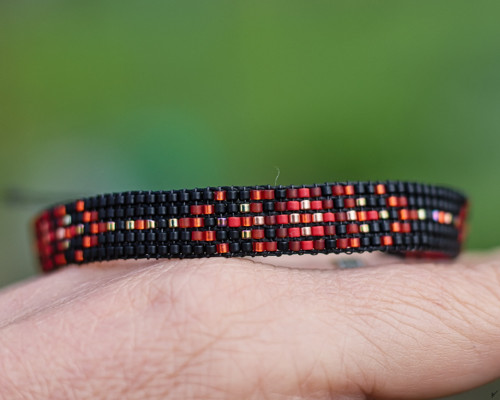 Black and red ... tkaný náramek — foto 2