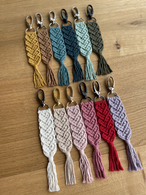 Macramé přívěsek / klíčenka – srdíčka — foto 4