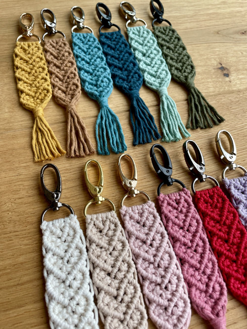 Macramé přívěsek / klíčenka – srdíčka — foto 2