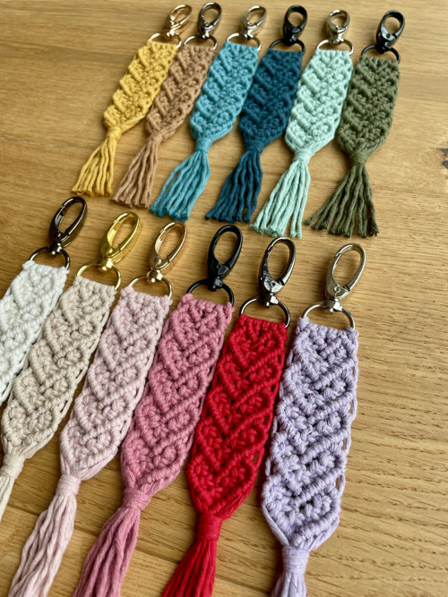 Macramé přívěsek / klíčenka – srdíčka — foto 3