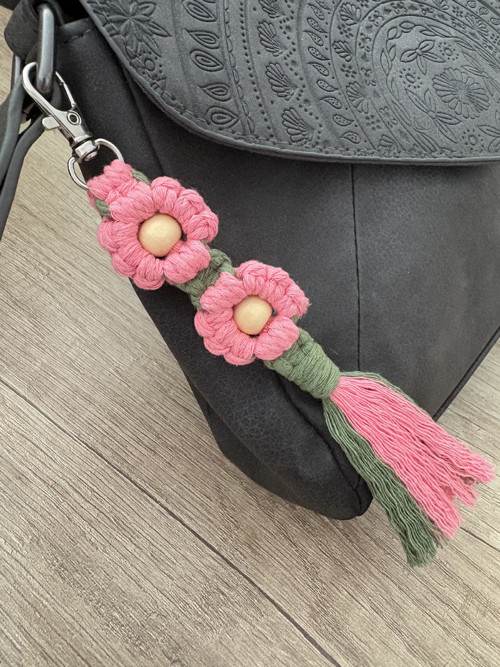 Macramé klíčenka - kytičky — foto 4