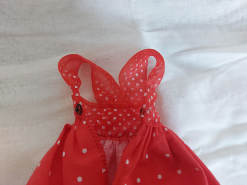 Červené šatičky s puntíky pro Barbie — foto 3