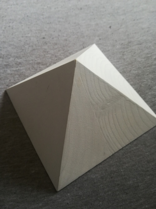 Dřevěné pyramidy zlatá a bílá — foto 2