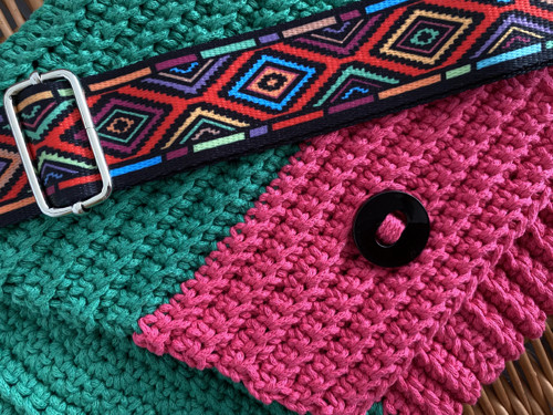 Veselá crossbody kabelka háčkovaná — foto 4