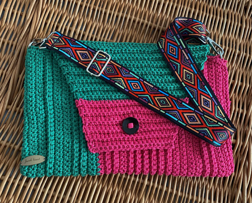 Veselá crossbody kabelka háčkovaná — foto 3