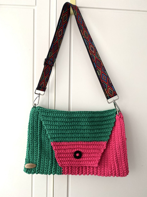 Veselá crossbody kabelka háčkovaná — foto 5