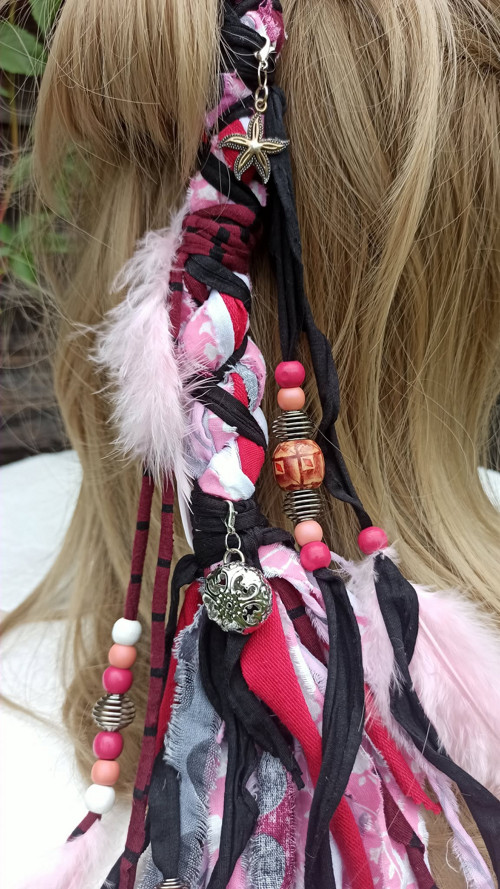 Hairwrap s peříčky, korálky a přívěsky — foto 3