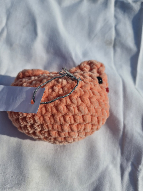 Háčkovaná slepička, oranžová, 13 cm — foto 3